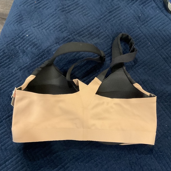 Bnwt 32DD sports bra - Picture 4 of 4